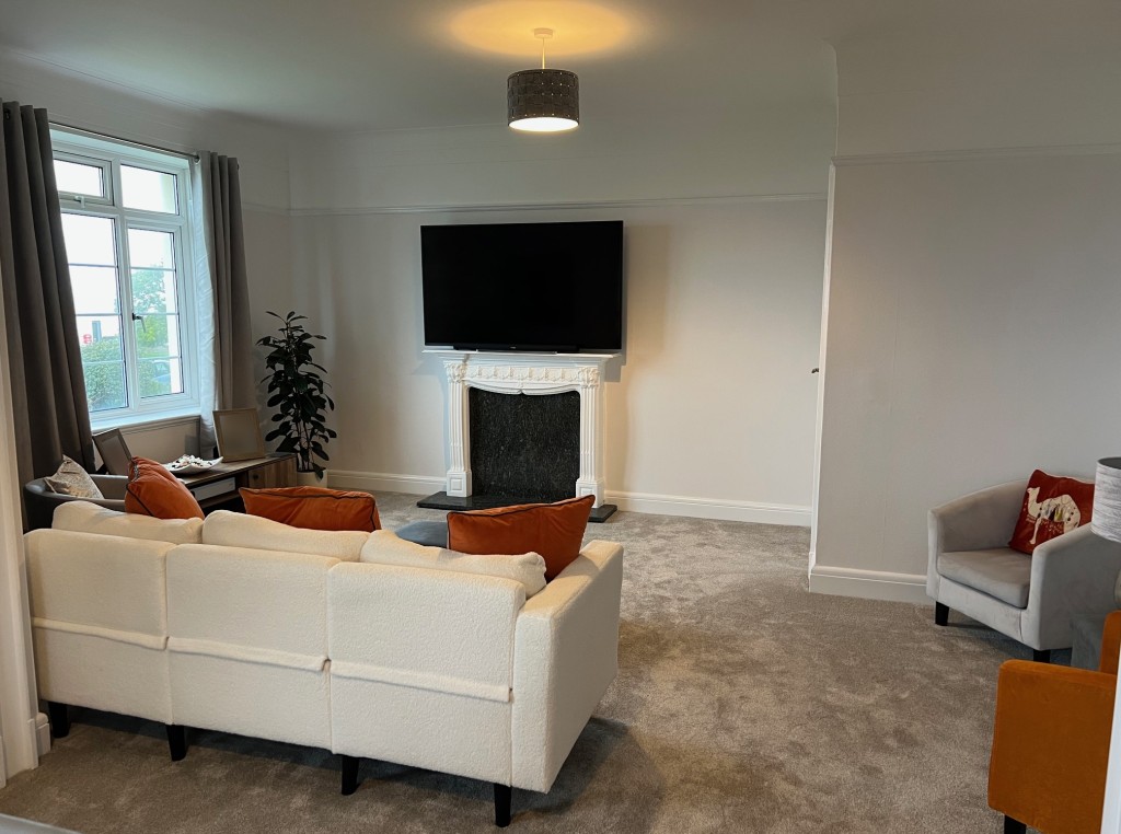 Lot: 115 - GROUND FLOOR FLAT - Living room